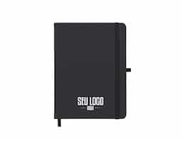Caderneta tipo moleskine emborrachado com porta caneta em nylon, marcador de página em cetim e fita elástica para lacre. Contém aproximadamente 80 folhas pardas com pauta.