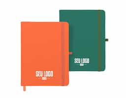 Caderneta tipo moleskine emborrachado com porta caneta em nylon, marcador de página em cetim e fita elástica para lacre. Contém aproximadamente 80 folhas pardas com pauta.