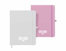 Caderneta tipo moleskine emborrachado com porta caneta em nylon, marcador de página em cetim e fita elástica para lacre. Contém aproximadamente 80 folhas pardas com pauta.
