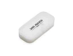 Estojo para pen drive Pico A em plástico transparente com parte interna revestida de espuma, fecha por encaixe.