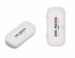 Estojo para pen drive Pico A em plástico transparente com parte interna revestida de espuma, fecha por encaixe.