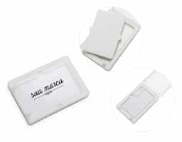 Estojo plástico para pen card transparente, parte interna revestida com espuma e fecha por encaixe.