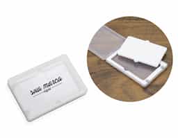 Estojo plástico para pen card transparente, parte interna revestida com espuma e fecha por encaixe.