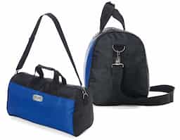 Bolsa de poliéster impermeável com capacidade de 26 litros. Possui compartimento principal com amplo espaço e um pequeno bolso interno para acessórios, além de um bolso lateral em tela. A bolsa contém alças de nylon para mãos com suporte de velcro para unificação das alças, alça transversal regulável, duas fivelas superiores para encaixe da alça transversal, zíperes com puxadores emborrachado e revestimento interno de poliéster.