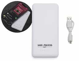 Carregador portátil de indução com 10.000mAh e indicador led de bateria, contém dois conjuntos de ventosas nas extremidades da área de indução, ideal para fixação do celular durante este modo de carga. O carregador possui duas portas de saídas USB, possibilitando o carregamento de dois dispositivos ao mesmo tempo, além do modo de carga por indução ilustrado por um raio, indicando a área correta para este modo de carga. O carregador possui duas portas de entradas, Tipo-C e V8. Acompanha cabo USB e adaptador Tipo-C.
