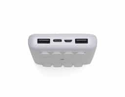 Carregador portátil de indução com 10.000mAh e indicador led de bateria, contém dois conjuntos de ventosas nas extremidades da área de indução, ideal para fixação do celular durante este modo de carga. O carregador possui duas portas de saídas USB, possibilitando o carregamento de dois dispositivos ao mesmo tempo, além do modo de carga por indução ilustrado por um raio, indicando a área correta para este modo de carga. O carregador possui duas portas de entradas, Tipo-C e V8. Acompanha cabo USB e adaptador Tipo-C.