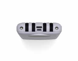 Carregador portátil de 10.000mAh com display digital indicador de bateria, contém duas lanternas de led e quatro cabos de saída acoplados, sendo: saída Lightning, saída Tipo-C, saída V8 e saída USB. O carregador possui uma porta USB dupla (entrada e saída) com carga rápida e outras duas portas de entrada: V8 e Tipo-C. Acompanha cabo USB.