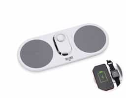 Base de carregamento por indução dual para celulares e Iwatch. Com "almofadas" de indução para o carregamento de celulares simultaneamente, a base contém na área central uma área indutiva para o carregamento de Iwatch com luzes leds indicativas de funcionamento. Para maior estabilidade em superfícies, a base possui borrachas antideslizantes na área inferior. Acompanha cabo USB Tipo-C.