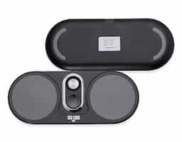 Base de carregamento por indução dual para celulares e Iwatch. Com "almofadas" de indução para o carregamento de celulares simultaneamente, a base contém na área central uma área indutiva para o carregamento de Iwatch com luzes leds indicativas de funcionamento. Para maior estabilidade em superfícies, a base possui borrachas antideslizantes na área inferior. Acompanha cabo USB Tipo-C.