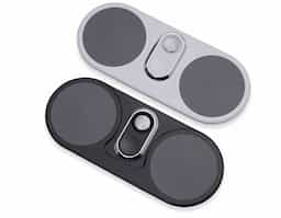 Base de carregamento por indução dual para celulares e Iwatch. Com "almofadas" de indução para o carregamento de celulares simultaneamente, a base contém na área central uma área indutiva para o carregamento de Iwatch com luzes leds indicativas de funcionamento. Para maior estabilidade em superfícies, a base possui borrachas antideslizantes na área inferior. Acompanha cabo USB Tipo-C.