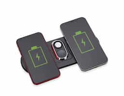 Base de carregamento por indução dual para celulares e Iwatch. Com "almofadas" de indução para o carregamento de celulares simultaneamente, a base contém na área central uma área indutiva para o carregamento de Iwatch com luzes leds indicativas de funcionamento. Para maior estabilidade em superfícies, a base possui borrachas antideslizantes na área inferior. Acompanha cabo USB Tipo-C.