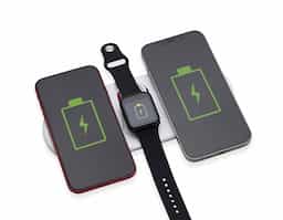 Base de carregamento por indução dual para celulares e Iwatch. Com "almofadas" de indução para o carregamento de celulares simultaneamente, a base contém na área central uma área indutiva para o carregamento de Iwatch com luzes leds indicativas de funcionamento. Para maior estabilidade em superfícies, a base possui borrachas antideslizantes na área inferior. Acompanha cabo USB Tipo-C.