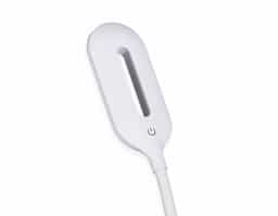Luminária plástica articulável com 10 leds e funcionamento touch, contém área na base para o carregamento de indução em celulares. Contém 3 estágios de iluminação: luz quente intensa (amarela), luz fria (branca) e luz suave de baixa intensidade (amarela). Parte inferior da base com frestas para dissipação de calor e borrachas antideslizantes, acompanha cabo USB. Obs.: o produto não possui bateria interna, seu funcionamento é exclusivamente conectado à uma fonte de energia.