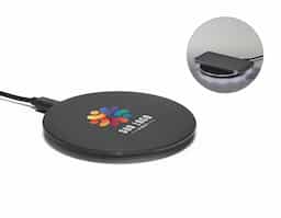 Carregador por indução (wireless) super-rápido em ABS com acabamento emborrachado. Potência máxima de carregamento de 15W. Incluso cabo USB de 1 m para carregar. Compatível com dispositivos móveis com tecnologia de carregamento sem fios. 