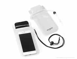 Bolsa para celular  PVC impermeável (não aconselhável imersão). fita ajustável. parte frontal transparente e traseira branco fosco. permite utilização touch fecho hermético com velcro.