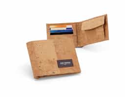 Carteira. Cortiça. Com porta níquel e capacidade para 4 cartões. Fornecida em caixa kraft