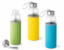 Squeeze em vidro e tampa em aço inox com alça para fácil transporte. Capacidade até 520 mL. Fornecido com luva em soft shell dando proteção extra à sua squeeze. Caixa branca 94651 vendida opcionalmente. Certificação EU Food Grade