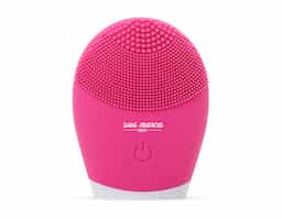 Massageador facial produzido em silicone à prova d’água, a escova possui três tamanhos de cerdas que limpam e massageiam a face. Sua parte frontal possui um botão de acionamento para alternar entre os 3 modos de intensidade.