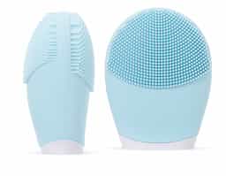 Massageador facial produzido em silicone à prova d’água, a escova possui três tamanhos de cerdas que limpam e massageiam a face. Sua parte frontal possui um botão de acionamento para alternar entre os 3 modos de intensidade.