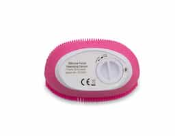 Massageador facial produzido em silicone à prova d’água, a escova possui três tamanhos de cerdas que limpam e massageiam a face. Sua parte frontal possui um botão de acionamento para alternar entre os 3 modos de intensidade.