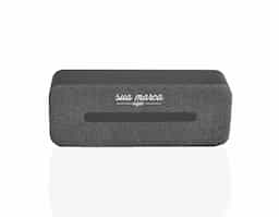 caixa de som com microfone em tecido texturado e ABS de design elegante e acabamentos detalhados. Com transmissão bluetooth 5.0 e alcance até 10 m.