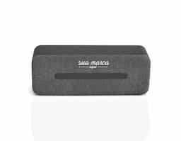 caixa de som com microfone em tecido texturado e ABS de design elegante e acabamentos detalhados. Com transmissão bluetooth 5.0 e alcance até 10 m.