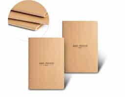 bloco de anotações  A6 com capa em cartão (250 g/m²) e cantos redondos. Contém 80 folhas não pautadas, costuradas, em papel reciclado proveniente de gestão florestal sustentável.