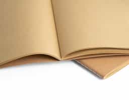 bloco de anotações  A6 com capa em cartão (250 g/m²) e cantos redondos. Contém 80 folhas não pautadas, costuradas, em papel reciclado proveniente de gestão florestal sustentável.
