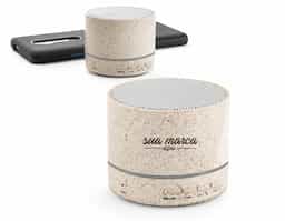 Caixa de som portátil em fibra de palha de trigo e ABS com microfone. Potência de 3W e transmissão por bluetooth 5.0. Com tempo de reprodução de 2 horas e uma bateria de 300 mAh