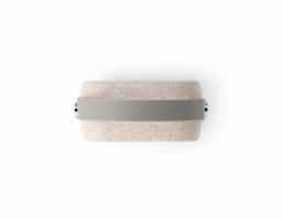 Caixa de som portátil em fibra de palha de trigo e ABS com alça em silicone para facilitar o transporte, potência de 3W e transmissão por bluetooth 5.0. Tempo de reprodução de 4h30, com uma bateria de 500 mAh
