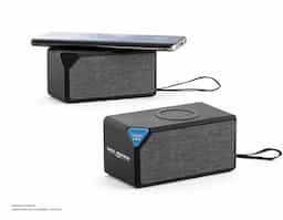 Caixa de som portátil em ABS com acabamento em borracha e tecido na parte frontal. De design sofisticado, esta caixa de som tem um tempo de reprodução de 2 horas, com transmissão por bluetooth 5.0 e potência de 3W. Adicionalmente tem também a funcionalidade de carregador wireless, com uma potência de 5 W