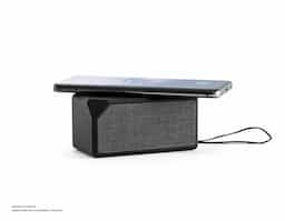 Caixa de som portátil em ABS com acabamento em borracha e tecido na parte frontal. De design sofisticado, esta caixa de som tem um tempo de reprodução de 2 horas, com transmissão por bluetooth 5.0 e potência de 3W. Adicionalmente tem também a funcionalidade de carregador wireless, com uma potência de 5 W