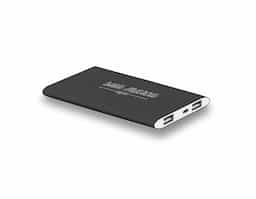 Bateria portátil em alumínio. Bateria de lítio com capacidade de 7.600 mAh e tempo de vida = 500 ciclos. Com entrada 5V/1A , saída 5V/1-2.1A e 2 portas USB. Incluso cabo USB/micro USB para carregar a bateria.