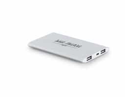 Bateria portátil em alumínio. Bateria de lítio com capacidade de 7.600 mAh e tempo de vida = 500 ciclos. Com entrada 5V/1A , saída 5V/1-2.1A e 2 portas USB. Incluso cabo USB/micro USB para carregar a bateria.