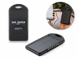 Bateria portátil solar em ABS com painel solar e LED. Bateria de lítio com capacidade de 2.000 mAh, entrada/saída 5V/1A e 2 portas USB. Incluso cabo USB/micro USB para carregar a bateria. 