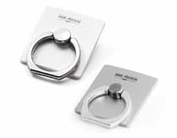 Suporte de anel para celular confeccionado em ABS resistente, proporcionando maior segurança e conforto no manuseio do aparelho. Possui autocolante no verso, garantindo fixação prática e firme. Versátil e funcional, auxilia no apoio do celular e é uma excelente opção de brinde corporativo moderno e útil.