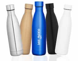Garrafa térmica em aço inox com parede dupla e tampa com sistema de vácuo. Capacidade até 580 ml
