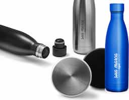 Garrafa térmica em aço inox com parede dupla e tampa com sistema de vácuo. Capacidade até 580 ml