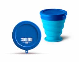Copo de viagem dobrável em silicone com tampa em PP. Contém uma argola na base que serve como pega ou para pendurar. Copo com capacidade até 240 ml