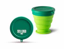 Copo de viagem dobrável em silicone com tampa em PP. Contém uma argola na base que serve como pega ou para pendurar. Copo com capacidade até 240 ml