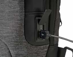 Mochila de ombro com entrada USB e Micro USB lateral. A mochila possui 3 bolsos externos, e um compartimento principal com segredo (TSA), bolso oculto na parte traseira, além de 3 divisórias internas, 
34,5x20x15