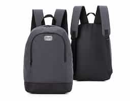 Mochila p/ Notebook em tecido poliéster.
Parte externa:
Bolsos frontal com ziper.
Bolso lateral.
Alça de ombro acolchoada.

Parte interna:
Compartimento acolchoado p/ notebook