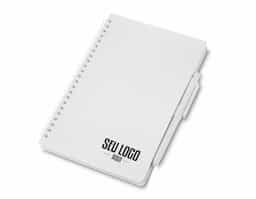 Caderno de anotações no formato 21x14 cm, com capa em PP misto, suporte lateral para caneta e espiral wire-o. Contém 70 folhas pautadas. Acompanha uma caneta plástica retrátil, acoplada ao suporte do caderno. Ideal para anotações no dia a dia.