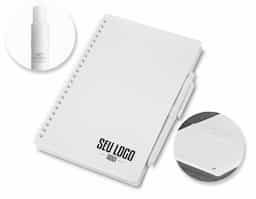 Caderno de anotações no formato 21x14 cm, com capa em PP misto, suporte lateral para caneta e espiral wire-o. Contém 70 folhas pautadas. Acompanha uma caneta plástica retrátil, acoplada ao suporte do caderno. Ideal para anotações no dia a dia.