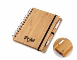 1 Bloco de anotações 18x13,5cm capa de bambu, com elástico, suporte para canetas e miolo com 70 folhas pautadas na cor bege;
1 Caneta de bambu com partes em metal.