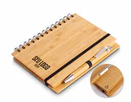 1 Bloco de anotações 18x13,5cm capa de bambu, com elástico, suporte para canetas e miolo com 70 folhas pautadas na cor bege;
1 Caneta de bambu com partes em metal.