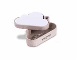 Kit escritório, contendo:
1 Bloco de anotações com folhas soltas;
1 Caneta em material ecológico;
1 Estojo com porta caneta, bloco de anotações e porta clips
