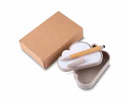Kit escritório, contendo:
1 Bloco de anotações com folhas soltas;
1 Caneta em material ecológico;
1 Estojo com porta caneta, bloco de anotações e porta clips