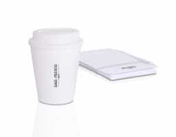 Kit escritório, contendo:
1 Bloco de anotações 14,8x10,5cm
1 Caneta plástica retrátil
1 Copo plástico 350ml com tampa