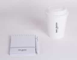 Kit escritório, contendo:
1 Bloco de anotações 14,8x10,5cm
1 Caneta plástica retrátil
1 Copo plástico 350ml com tampa